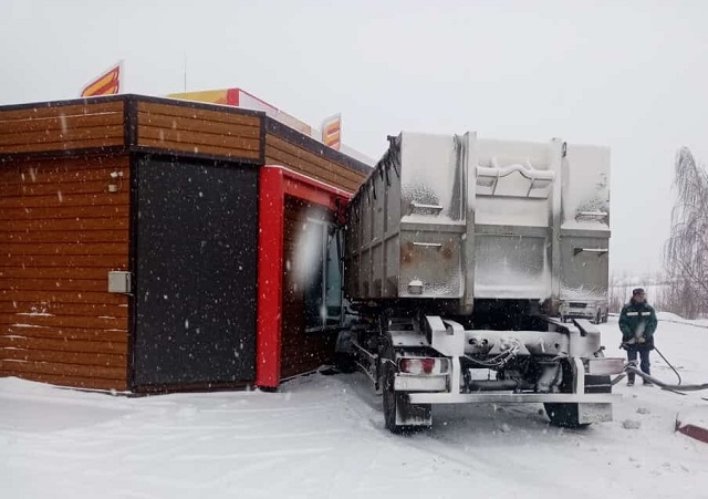 Фура влетела в автозаправку на трассе под Казанью