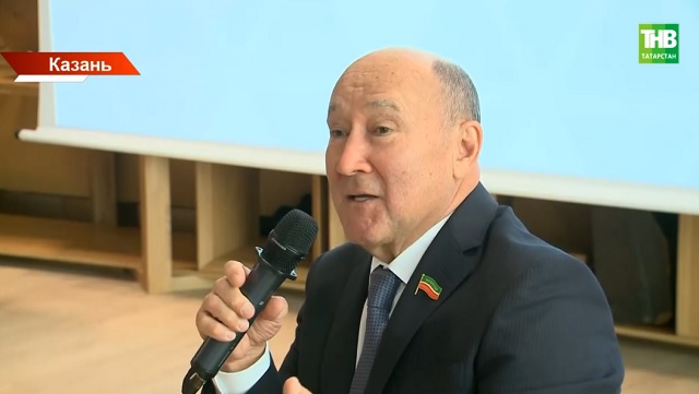 Марат Ахметов обсудил с выпускниками способы повышения интереса к изучению татарского языка