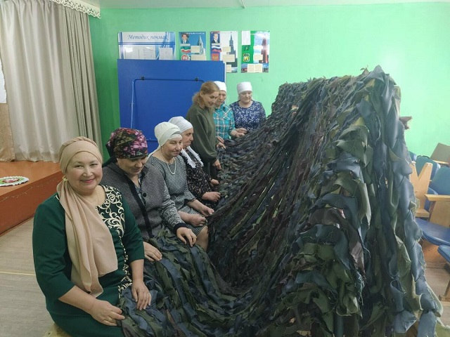 Женщины из деревни Алан плетут маскировочные сети для бойцов СВО