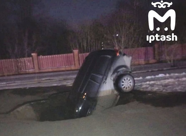 Внедорожник провалился под землю около кладбища в Казани