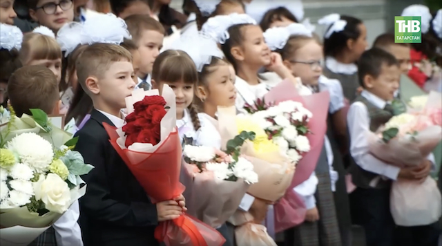 Белые банты и слезы родителей: как в Казани прошли линейки 1 сентября