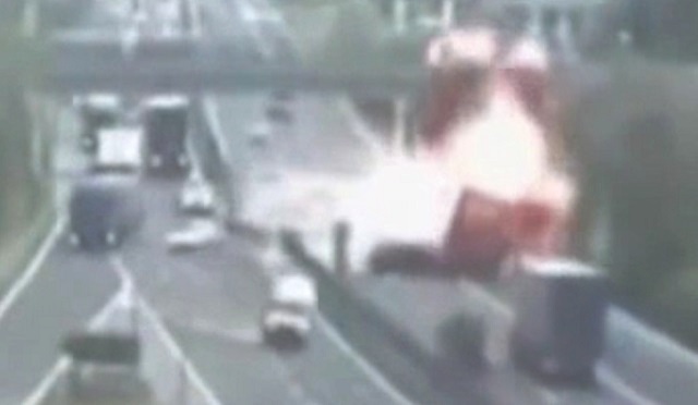 Вылетевшая на «встречку» фура спровоцировала массовую аварию и загорелась — видео