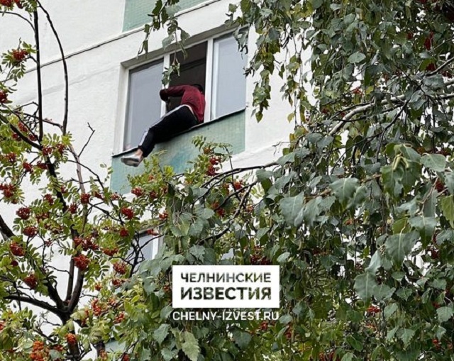 В Набережных Челнах парень угрожает выпрыгнуть из окна многоэтажки