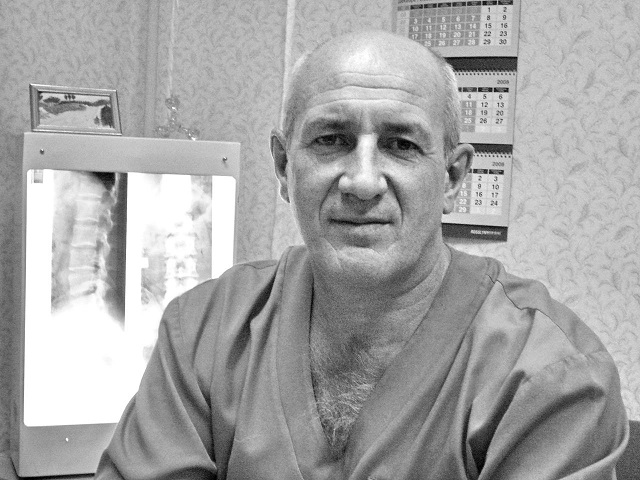 В Нижнекамске посвятивший медицине 42 года врач Евгений Варламов умер в возрасте 65 лет