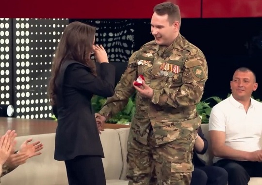 Лишившийся ноги боец СВО сделал предложение певице Римме Никитиной в эфире шоу Малахова