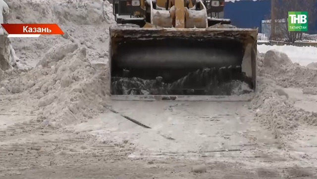 Казань в режиме «Буран»: город откапывают круглосуточно
