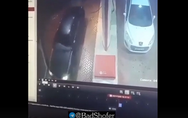 В Краснодарском крае невнимательный водитель дал по газам и вырвал две бензоколонки на АЗС – видео