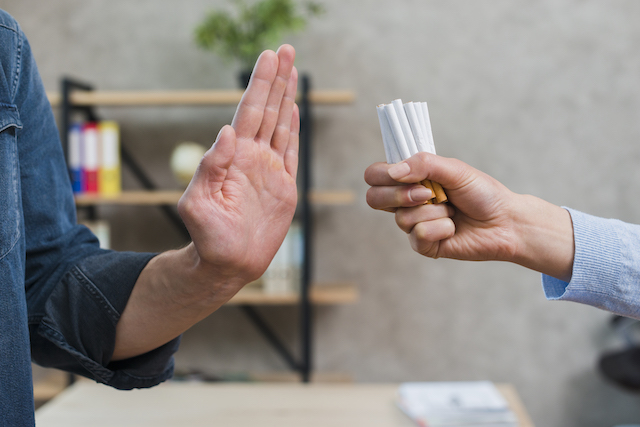 Работодатель может штрафовать сотрудников за частые перекуры — эксперт