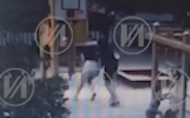 Неадекват жестоко избил бывшую жену на глазах у детей – видео