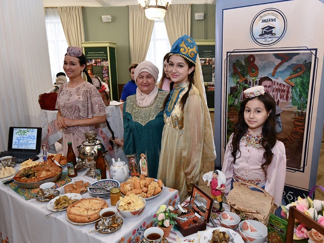 Казанцам показали особенности татарских родословных на фестивале в парке «Урам»