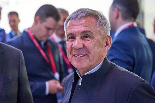 Минниханов объявил благодарность Ахметзянову и Курбиеву