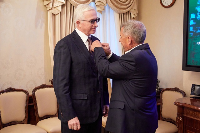 Минниханов наградил главу РСПП Шохина орденом «Дуслык»