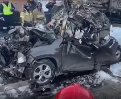 На трассе М-5 водителя иномарки насмерть зажало между фурами - видео