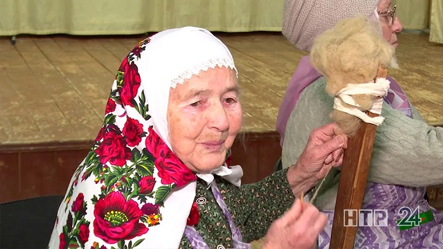 Активистки из села Болгар вяжут носки для бойцов при помощи прялки и веретена