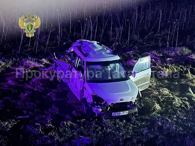 Смертельное ДТП в Татарстане: водитель погиб на месте, пассажир — в «скорой»