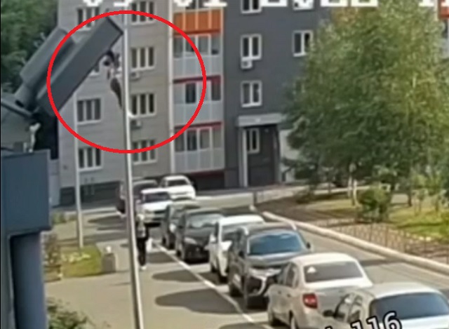 В соцсетях опубликовали видео падения женщины с балкона одного из домов Казани (18+)
