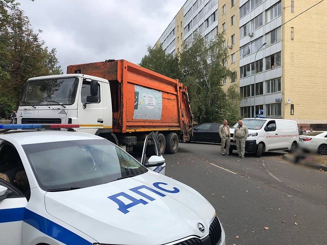 Мәскәү өлкәсендә чүп машинасы ике кызны таптаган - видео (18+)