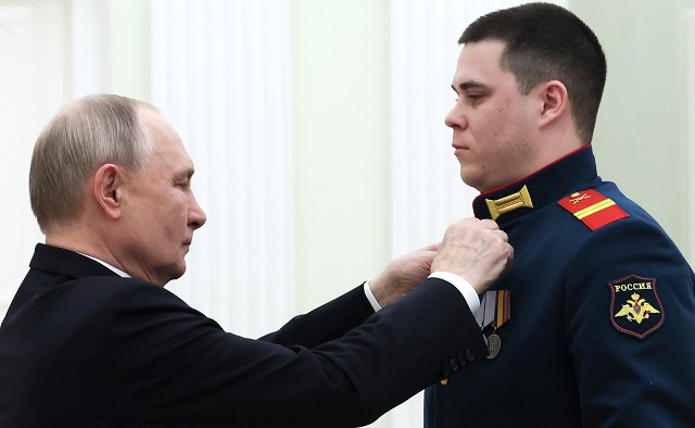 Владимир Путин: россиянам не стыдно перед предками, они достойно защищают Родину