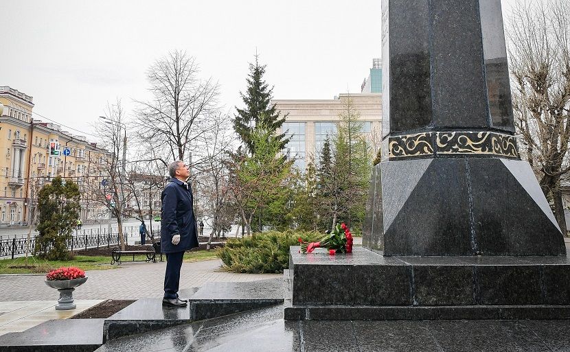 Президент РТ Рустам Минниханов возложил цветы к памятнику Габдуллы Тукая