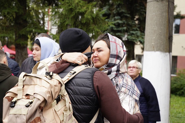 Певица татарской эстрады Иркэ проводила на сборы мобилизованного мужа — видео