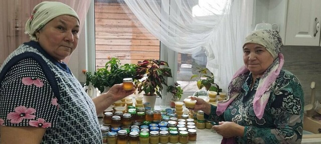 Волонтерка из Лениногорского района готовит лечебную мазь для бойцов СВО