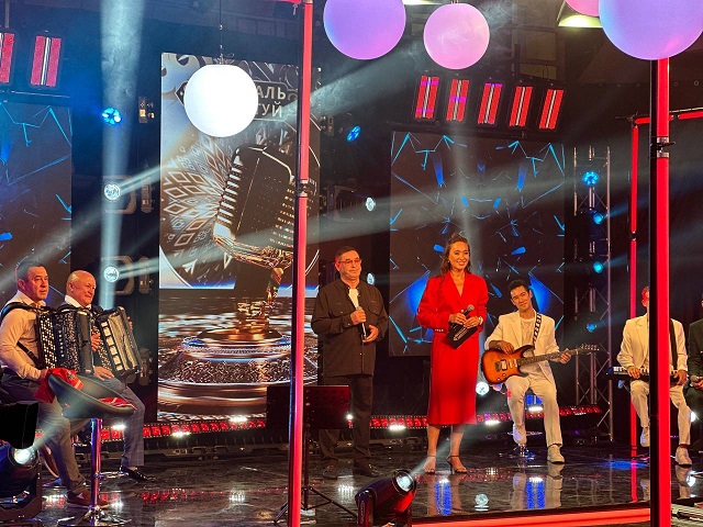 "Музыкаль Сабантуй": ТНВның зур студиясендә Салават Фәтхетдинов белән укучысы Рифат Зарипов очрашты