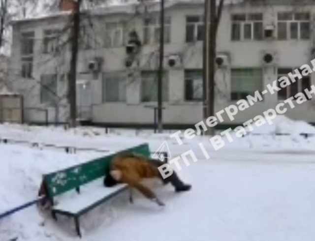 Соцсети опубликовали кадры внезапной смерти мужчины в Татарстане (18+)
