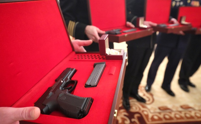 Президент России наградил военнослужащего из РТ Даната Насибуллина личным табельным оружием