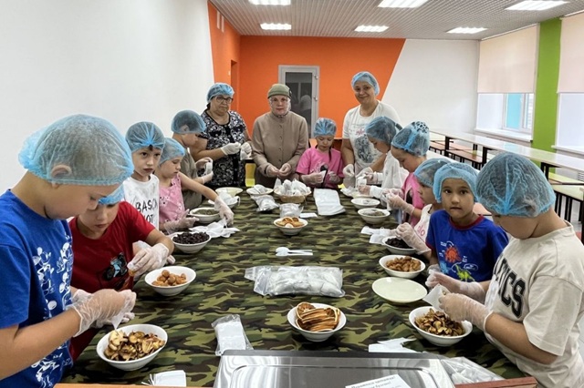 Кукморские гимназисты готовят чай и печатают детали для бойцов СВО