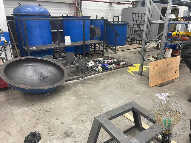 Отлетевшая крышка бака придавила 35-летнего рабочего в Татарстане