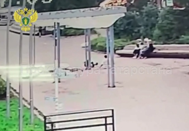 Скончался подросток, врезавшийся в металлический столб на электросамокате в Бугульме