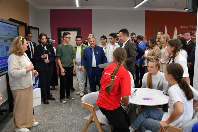 Минниханов побывал в молодежном центре «Вертолет»