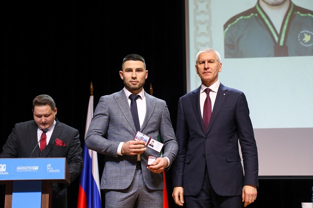 Татар көрәшчеләренә Россиянең атказанган спорт остасы таныклыгы тапшырылган