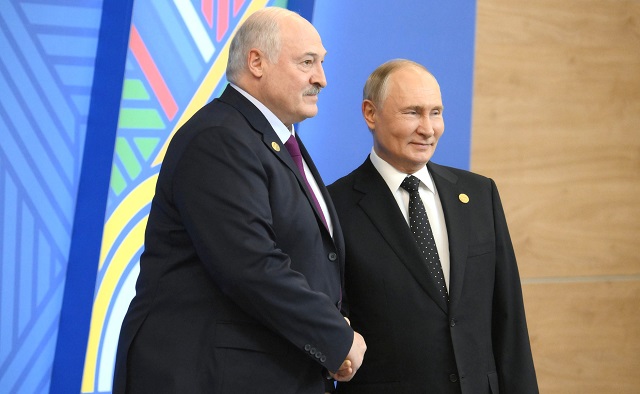 Песков: Путин и Лукашенко при встрече постоянно обсуждают тему Украины