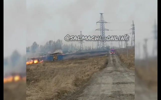 В Казани загорелась сухая трава на поле около поселка Салмачи - видео