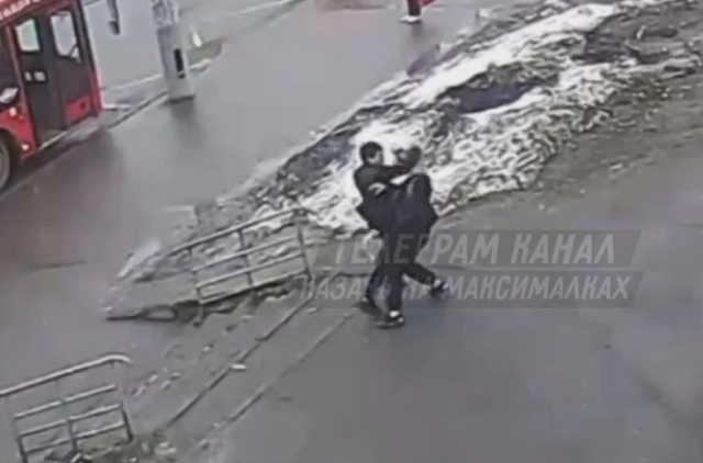 Момент нападения на девушку у остановки «Сахарова» в Казани попал на видео