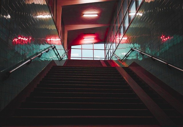 В Казани на станциях метро к зиме установили второй ряд дверей