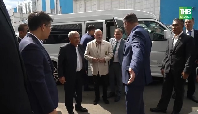 Минниханов и король Малайзии посетили Казанский вертолетный завод