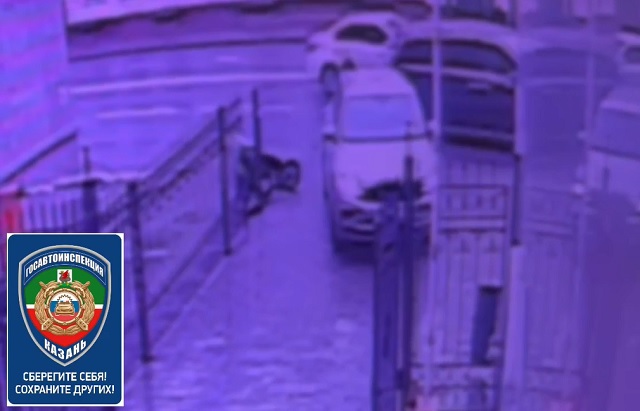 В Казани 17-летний курьер на электровелосипеде врезался в иномарку