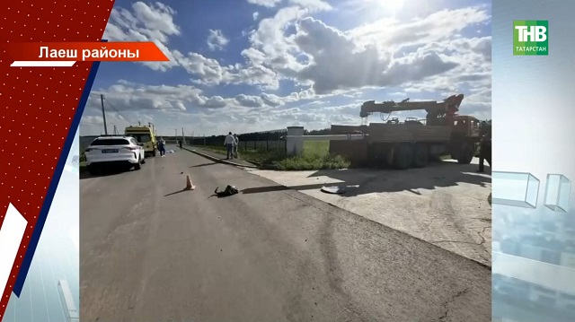 Лаеш районында фаҗига: самокатта йөргән 15 яшьлек үсмер йөк машинасыннан чыгып торган баганага бәрелеп үлгән