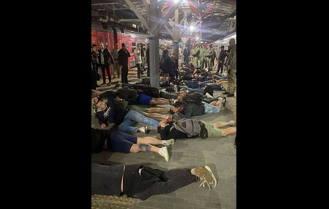 35 буйных футбольных фанатов задержали на ж/д вокзале в Казани