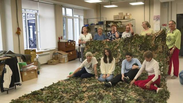 «Броня из ткани»: нижнекамские волонтеры сплели 1 500 масксетей в зону СВО