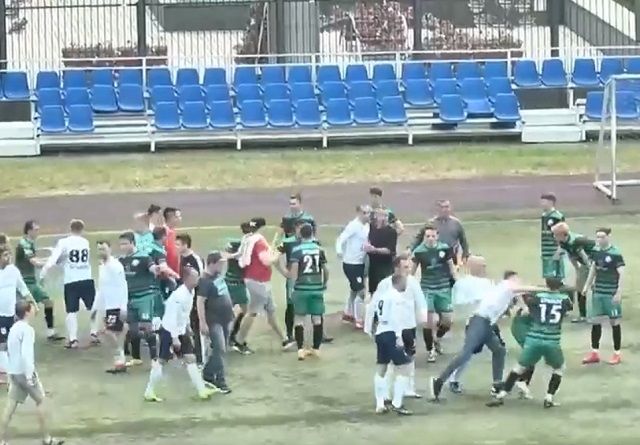 В Казани футболисты любительской лиги устроили массовую драку на стадионе Динамо