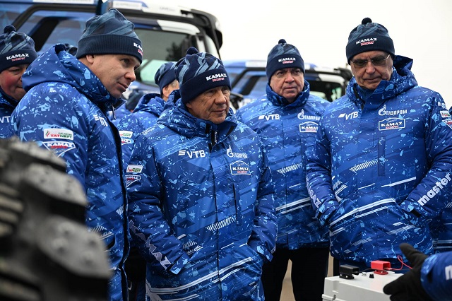 Минниханов встретился со спортсменами «КАМАЗ-мастер» и оценил обновленные грузовики