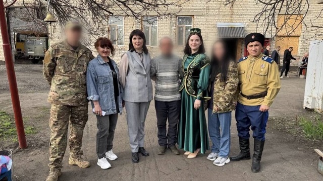 Альметьевские артисты и волонтёры выступили с концертом перед бойцами в ЛНР и доставили гумпомощь