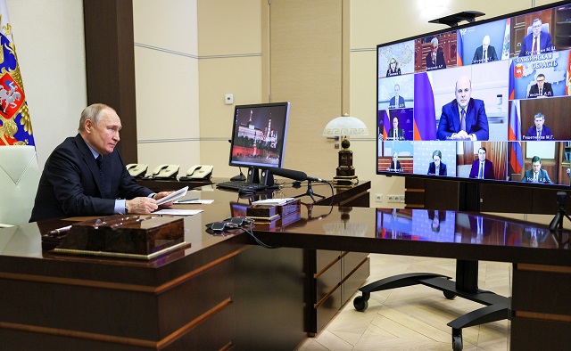 Президент России призвал чиновников действовать без бюрократии и проволочек