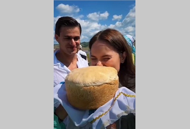 Молодожены Алия и Ришат Тухватуллины совершили традиционный обряд «Килен тошеру»