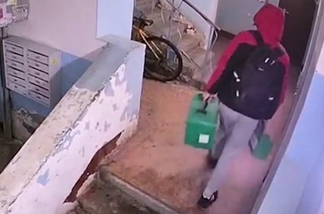 Серийного взломщика автомобилей задержали полицейские в Казани - видео