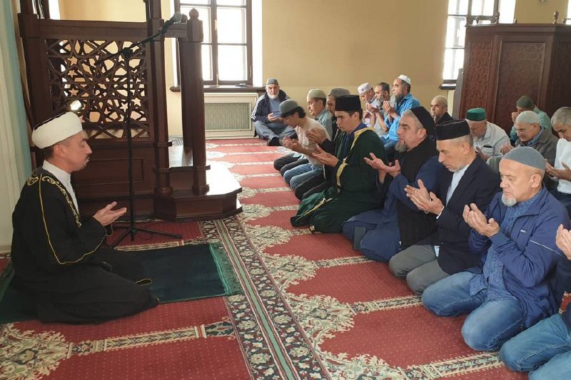 Бүген Татарстан мәчетләрендә Бөек Ватан сугышында һәм махсус хәрби операциядә һәлак булучылар рухына дога кылдылар