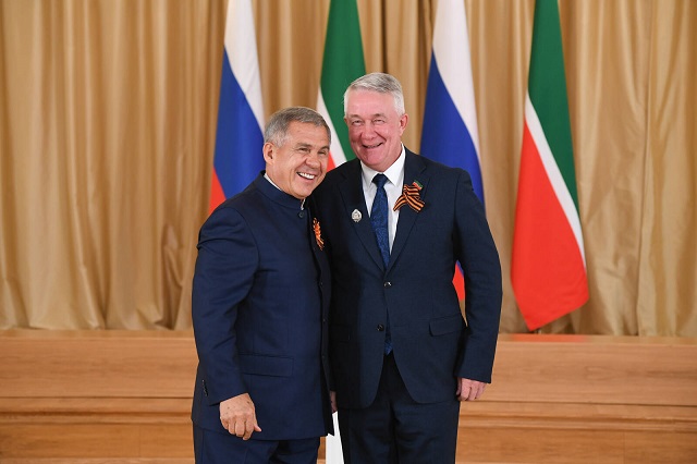 Минниханов вручил Тухватуллину почетное звание заслуженного артиста России